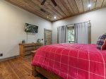 Stone Creek Lodge: Lower-Level Guest Bedroom 1